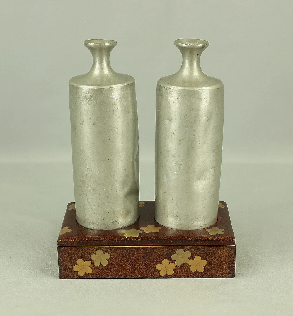 Gold Makie Lacquered Plum Wisteria Paulownia and Cherry Blossom Pattern Portable Lunchbox Set Four-Tiered Box Jubako Two Sake Bottles, Sakazuki and Plates (Kochu 行厨 Hanami Bento 花見弁当 Nodate Bento 野点弁当) with Box VA233 - Image 19