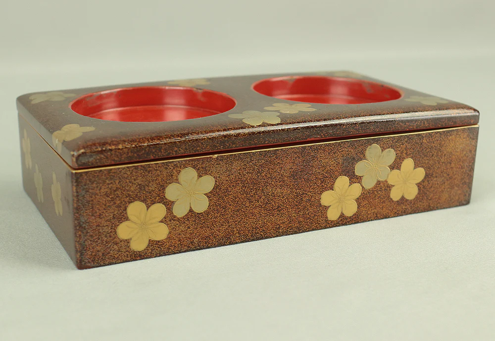 Gold Makie Lacquered Plum Wisteria Paulownia and Cherry Blossom Pattern Portable Lunchbox Set Four-Tiered Box Jubako Two Sake Bottles, Sakazuki and Plates (Kochu 行厨 Hanami Bento 花見弁当 Nodate Bento 野点弁当) with Box VA233 - Image 24