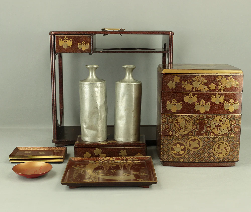 Gold Makie Lacquered Plum Wisteria Paulownia and Cherry Blossom Pattern Portable Lunchbox Set Four-Tiered Box Jubako Two Sake Bottles, Sakazuki and Plates (Kochu 行厨 Hanami Bento 花見弁当 Nodate Bento 野点弁当) with Box VA233 - Image 3