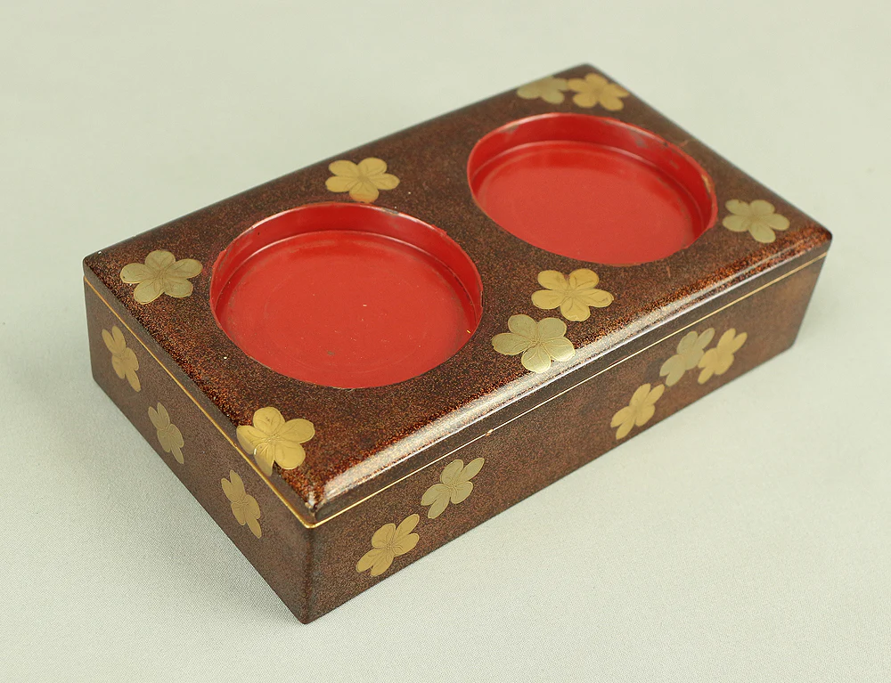 Gold Makie Lacquered Plum Wisteria Paulownia and Cherry Blossom Pattern Portable Lunchbox Set Four-Tiered Box Jubako Two Sake Bottles, Sakazuki and Plates (Kochu 行厨 Hanami Bento 花見弁当 Nodate Bento 野点弁当) with Box VA233 - Image 32
