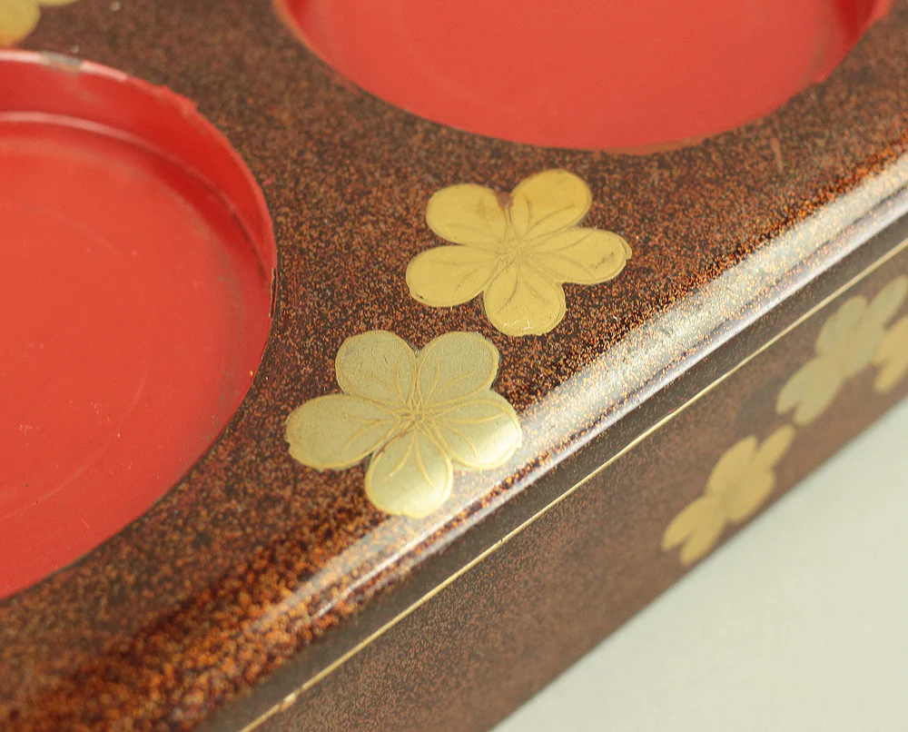 Gold Makie Lacquered Plum Wisteria Paulownia and Cherry Blossom Pattern Portable Lunchbox Set Four-Tiered Box Jubako Two Sake Bottles, Sakazuki and Plates (Kochu 行厨 Hanami Bento 花見弁当 Nodate Bento 野点弁当) with Box VA233 - Image 34