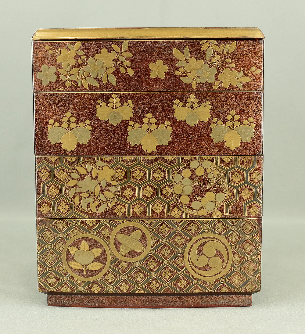 Gold Makie Lacquered Plum Wisteria Paulownia and Cherry Blossom Pattern Portable Lunchbox Set Four-Tiered Box Jubako Two Sake Bottles, Sakazuki and Plates (Kochu 行厨 Hanami Bento 花見弁当 Nodate Bento 野点弁当) with Box VA233 - Image 77
