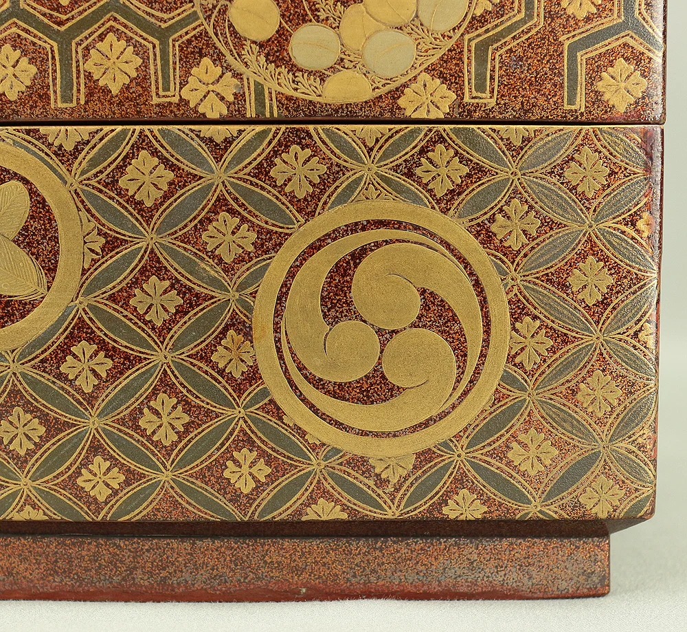 Gold Makie Lacquered Plum Wisteria Paulownia and Cherry Blossom Pattern Portable Lunchbox Set Four-Tiered Box Jubako Two Sake Bottles, Sakazuki and Plates (Kochu 行厨 Hanami Bento 花見弁当 Nodate Bento 野点弁当) with Box VA233 - Image 92