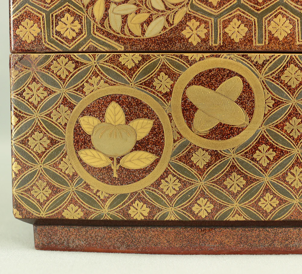 Gold Makie Lacquered Plum Wisteria Paulownia and Cherry Blossom Pattern Portable Lunchbox Set Four-Tiered Box Jubako Two Sake Bottles, Sakazuki and Plates (Kochu 行厨 Hanami Bento 花見弁当 Nodate Bento 野点弁当) with Box VA233 - Image 93