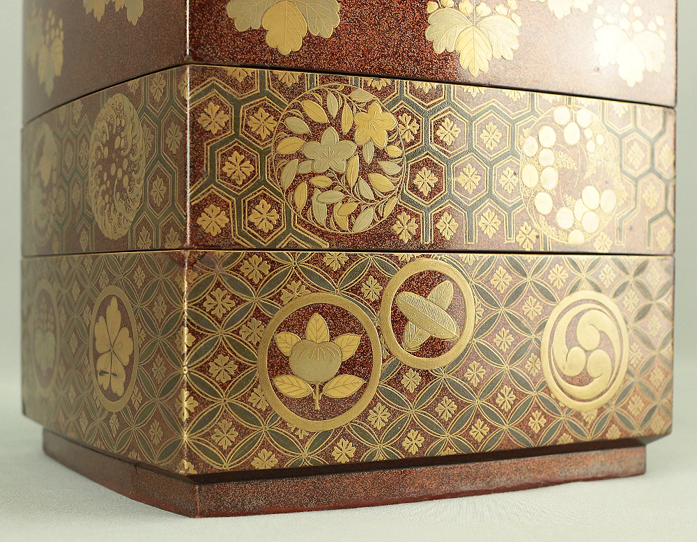 Gold Makie Lacquered Plum Wisteria Paulownia and Cherry Blossom Pattern Portable Lunchbox Set Four-Tiered Box Jubako Two Sake Bottles, Sakazuki and Plates (Kochu 行厨 Hanami Bento 花見弁当 Nodate Bento 野点弁当) with Box VA233 - Image 94