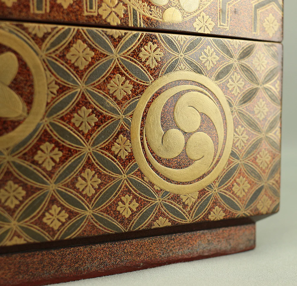 Gold Makie Lacquered Plum Wisteria Paulownia and Cherry Blossom Pattern Portable Lunchbox Set Four-Tiered Box Jubako Two Sake Bottles, Sakazuki and Plates (Kochu 行厨 Hanami Bento 花見弁当 Nodate Bento 野点弁当) with Box VA233 - Image 97
