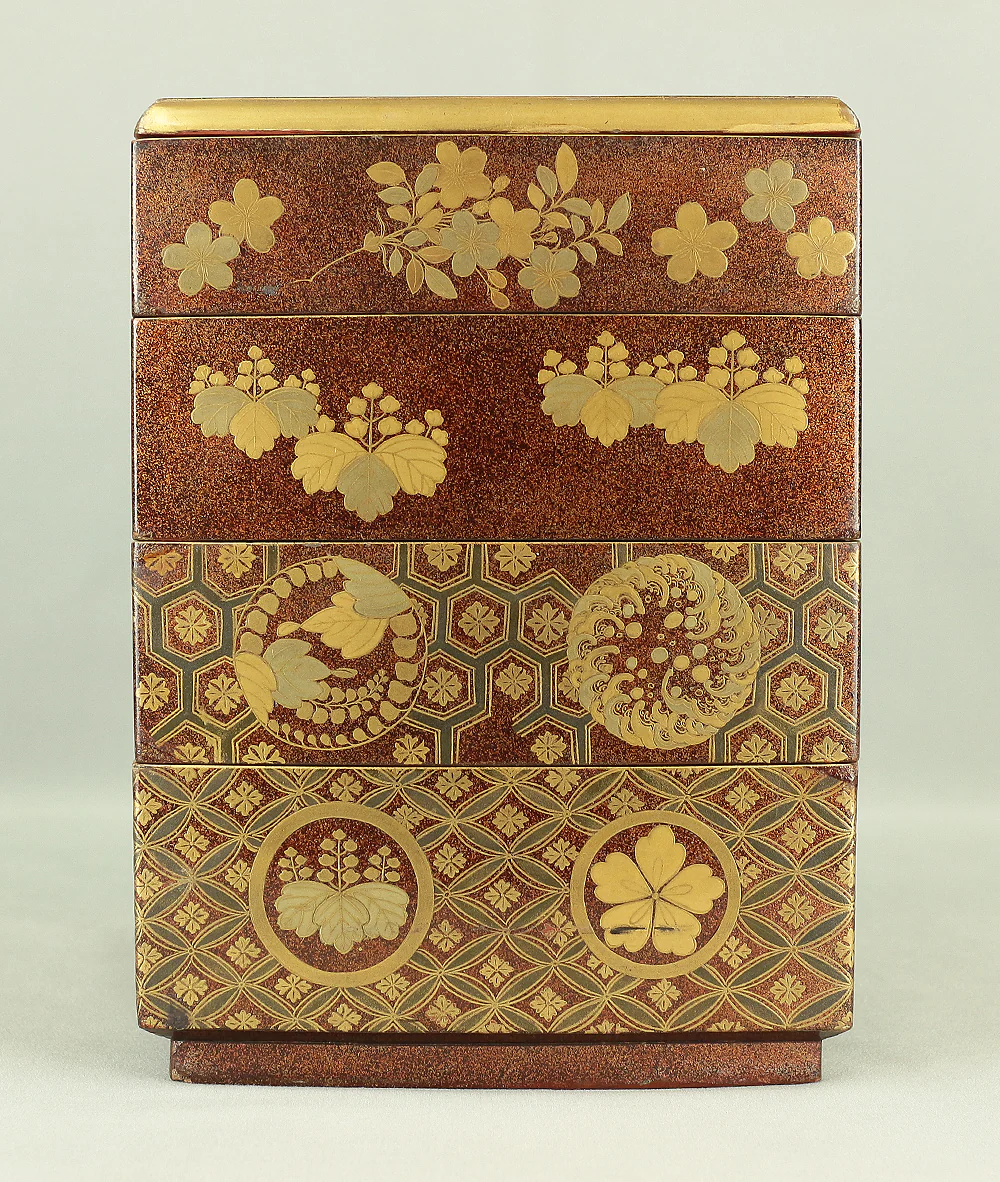 Gold Makie Lacquered Plum Wisteria Paulownia and Cherry Blossom Pattern Portable Lunchbox Set Four-Tiered Box Jubako Two Sake Bottles, Sakazuki and Plates (Kochu 行厨 Hanami Bento 花見弁当 Nodate Bento 野点弁当) with Box VA233 - Image 99