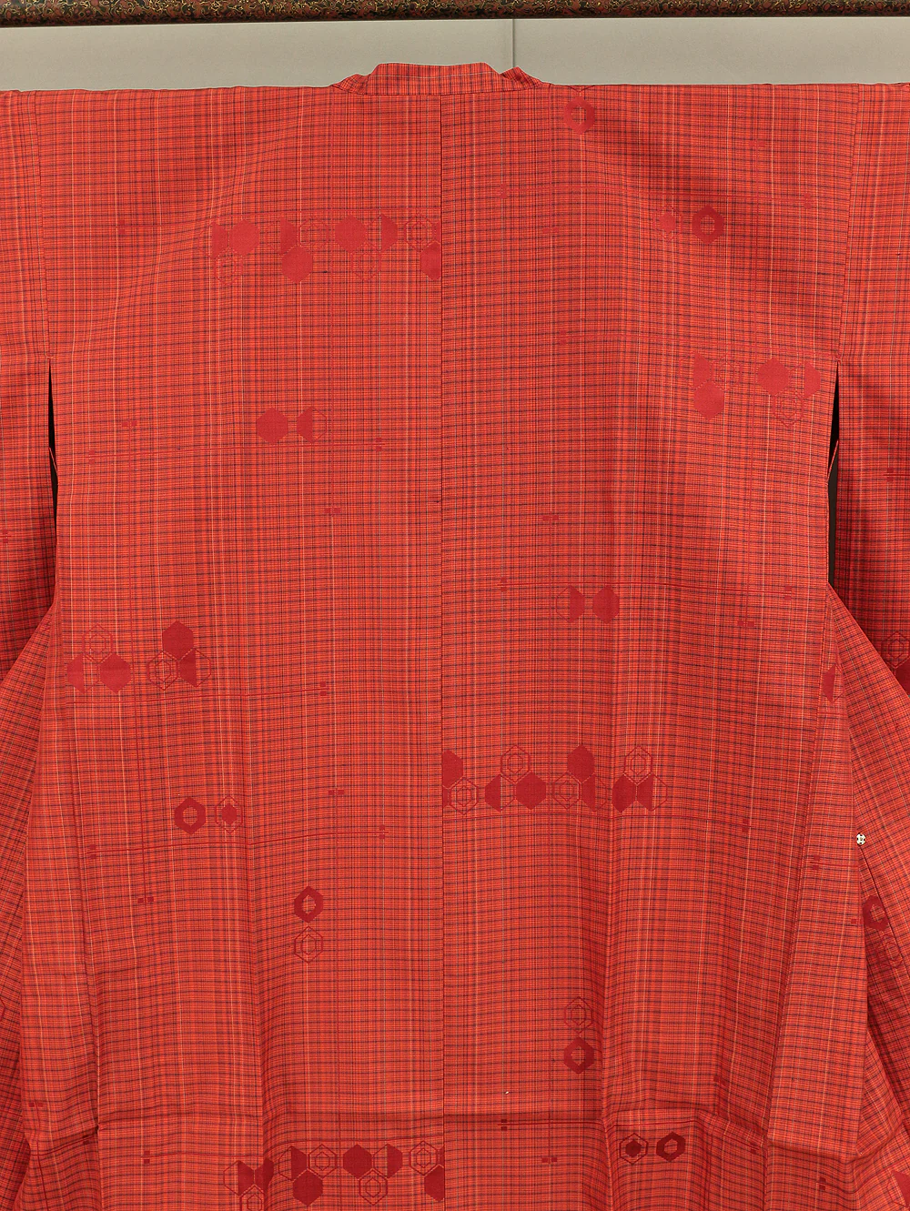 Haori Japanese Kimono Coat with Red color based Pattern Koushi Checked Kikko Hexagonal KI139 - Image 3