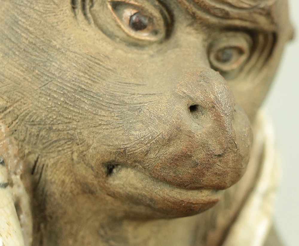 Inscription 'Ninsei' 仁清 - Monkey Wearing Clothes Okimono Figurine Statue with Box VA345 - Image 14