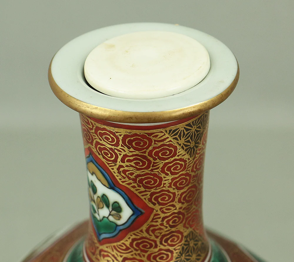 Japanese Kutani-yaki ware Triangular Jar In the style of Kutani Shoza 九谷庄三 (1816-1883) Flowers and Sage V969 - Image 32