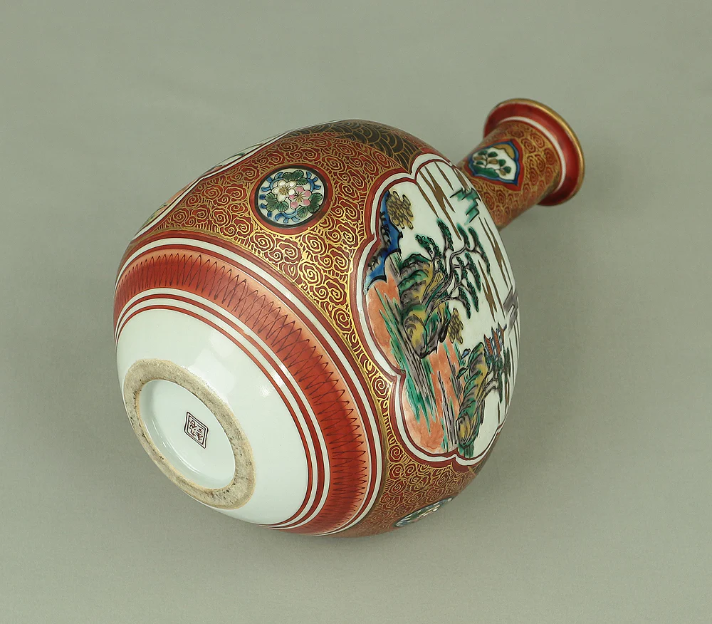 Japanese Kutani-yaki ware Triangular Jar In the style of Kutani Shoza 九谷庄三 (1816-1883) Flowers and Sage V969 - Image 39