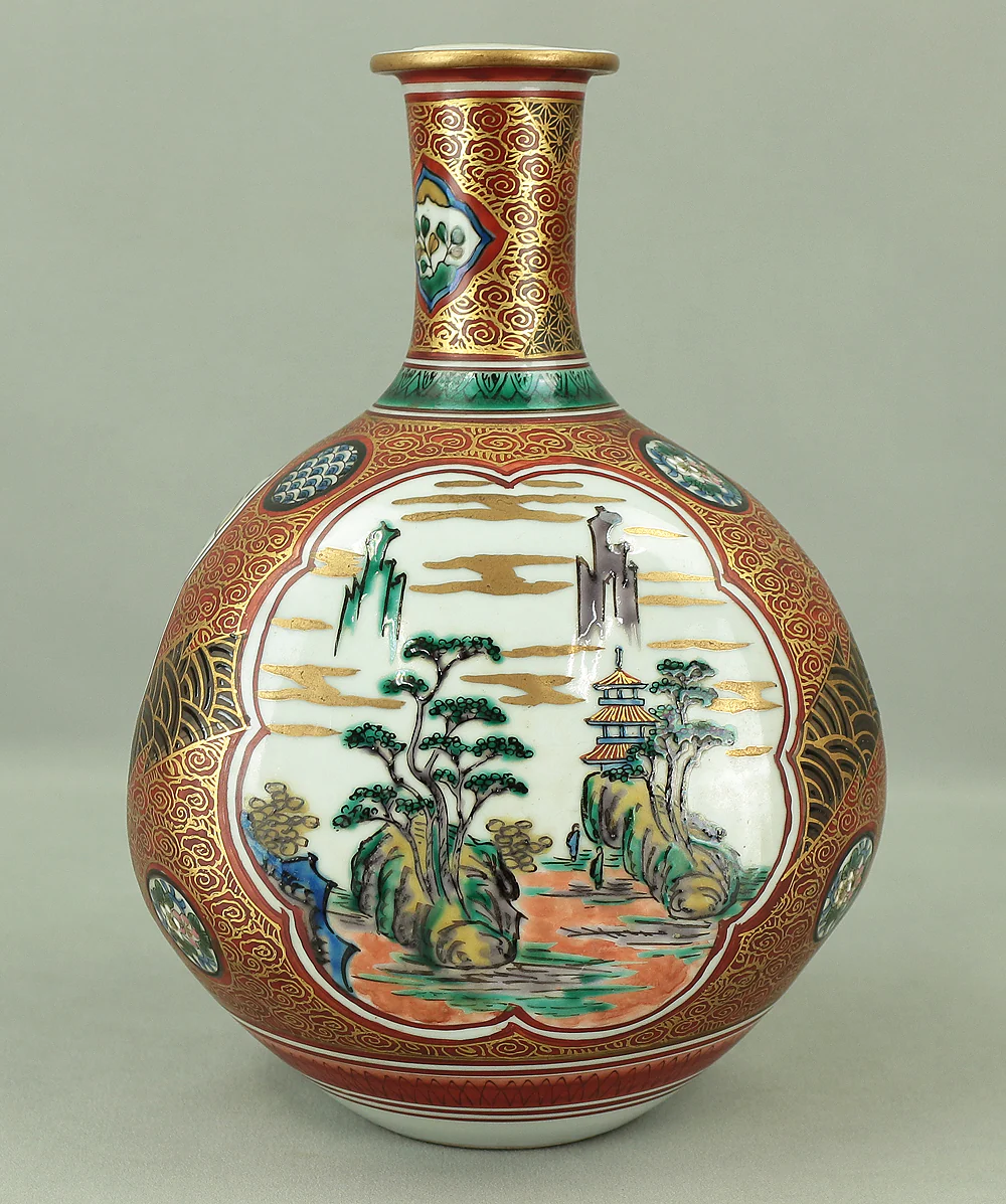 Japanese Kutani-yaki ware Triangular Jar In the style of Kutani Shoza 九谷庄三 (1816-1883) Flowers and Sage V969 - Image 4