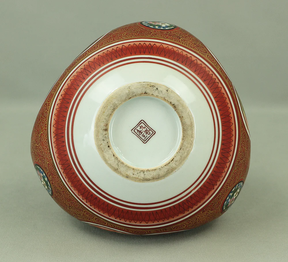 Japanese Kutani-yaki ware Triangular Jar In the style of Kutani Shoza 九谷庄三 (1816-1883) Flowers and Sage V969 - Image 40