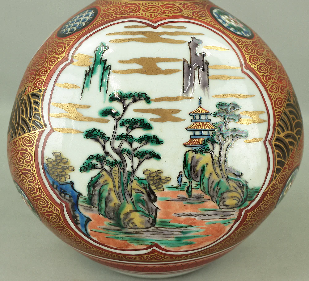 Japanese Kutani-yaki ware Triangular Jar In the style of Kutani Shoza 九谷庄三 (1816-1883) Flowers and Sage V969 - Image 5