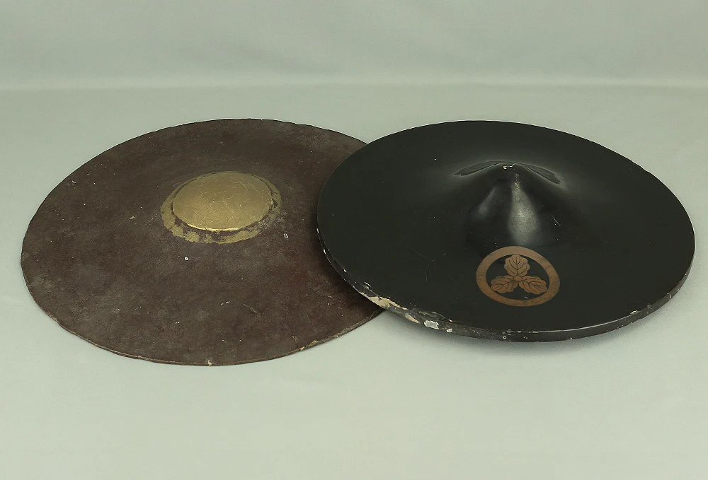 Jingasa 2pcs Japanese samurai hat helmet V972 The brown one is aged Jingasa, the black one has a family crest