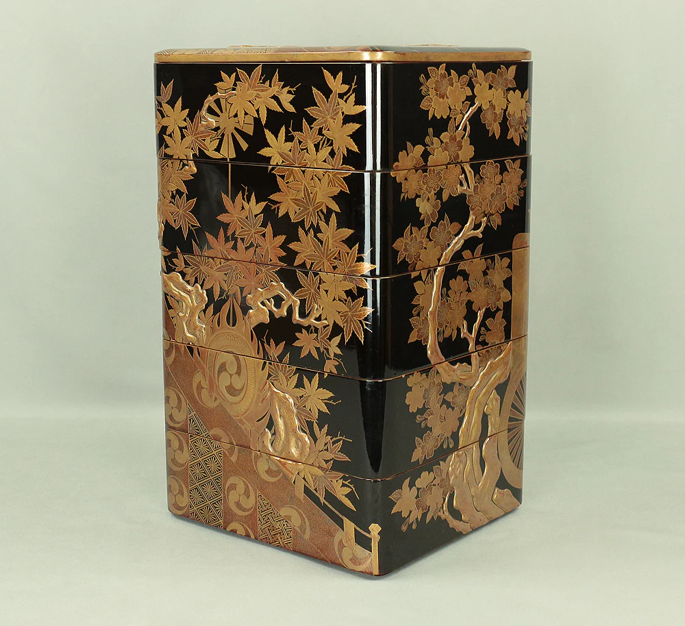 Kin Makie Gold Lacquer Five-Tiered Box Jubako 'Sun Disk (Nichirin), Camp Enclosure (Jinmaku), Cherry blossoms, Autumn Leaves, and Carriage' with Storage Box VA609