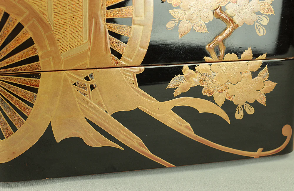 Kin Makie Gold Lacquer Five-Tiered Box Jubako 'Sun Disk (Nichirin), Camp Enclosure (Jinmaku), Cherry blossoms, Autumn Leaves, and Carriage' with Storage Box VA609 - Image 15