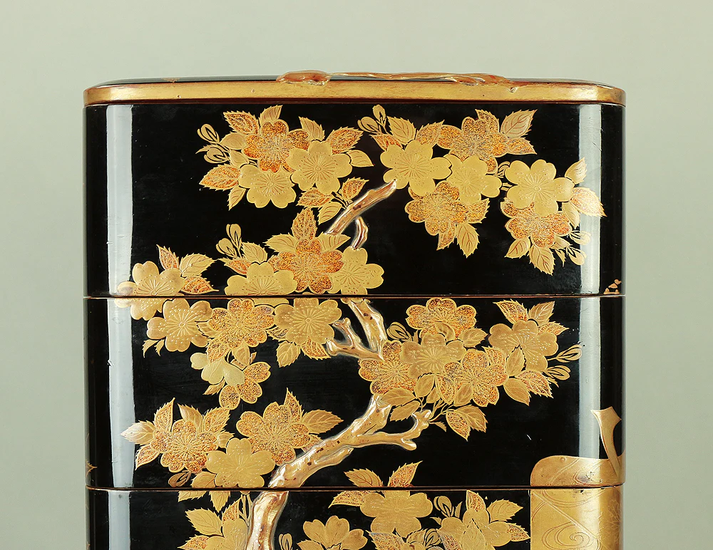 Kin Makie Gold Lacquer Five-Tiered Box Jubako 'Sun Disk (Nichirin), Camp Enclosure (Jinmaku), Cherry blossoms, Autumn Leaves, and Carriage' with Storage Box VA609 - Image 16