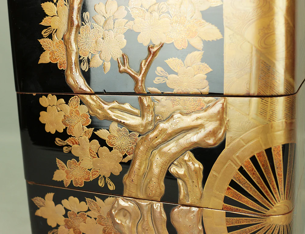 Kin Makie Gold Lacquer Five-Tiered Box Jubako 'Sun Disk (Nichirin), Camp Enclosure (Jinmaku), Cherry blossoms, Autumn Leaves, and Carriage' with Storage Box VA609 - Image 21