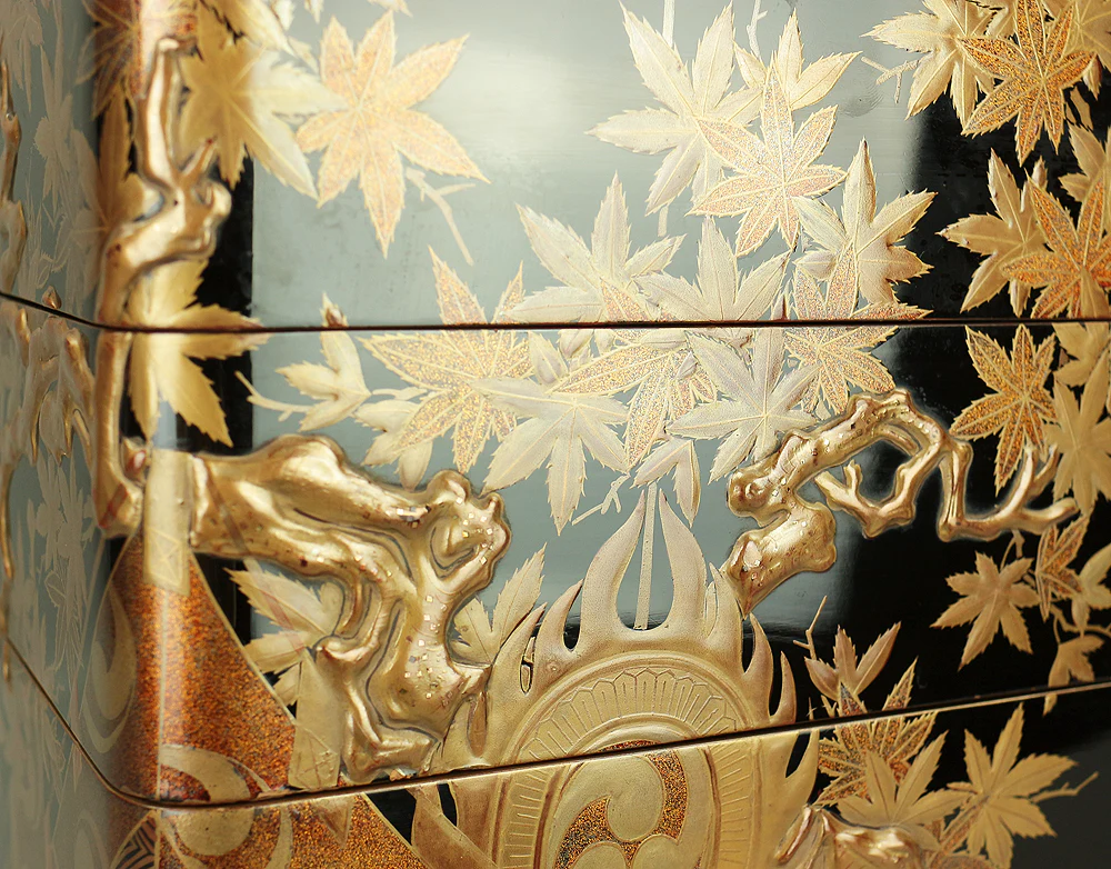 Kin Makie Gold Lacquer Five-Tiered Box Jubako 'Sun Disk (Nichirin), Camp Enclosure (Jinmaku), Cherry blossoms, Autumn Leaves, and Carriage' with Storage Box VA609 - Image 29