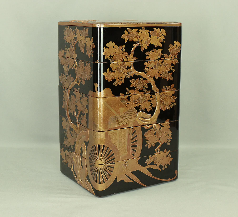 Kin Makie Gold Lacquer Five-Tiered Box Jubako 'Sun Disk (Nichirin), Camp Enclosure (Jinmaku), Cherry blossoms, Autumn Leaves, and Carriage' with Storage Box VA609 - Image 3