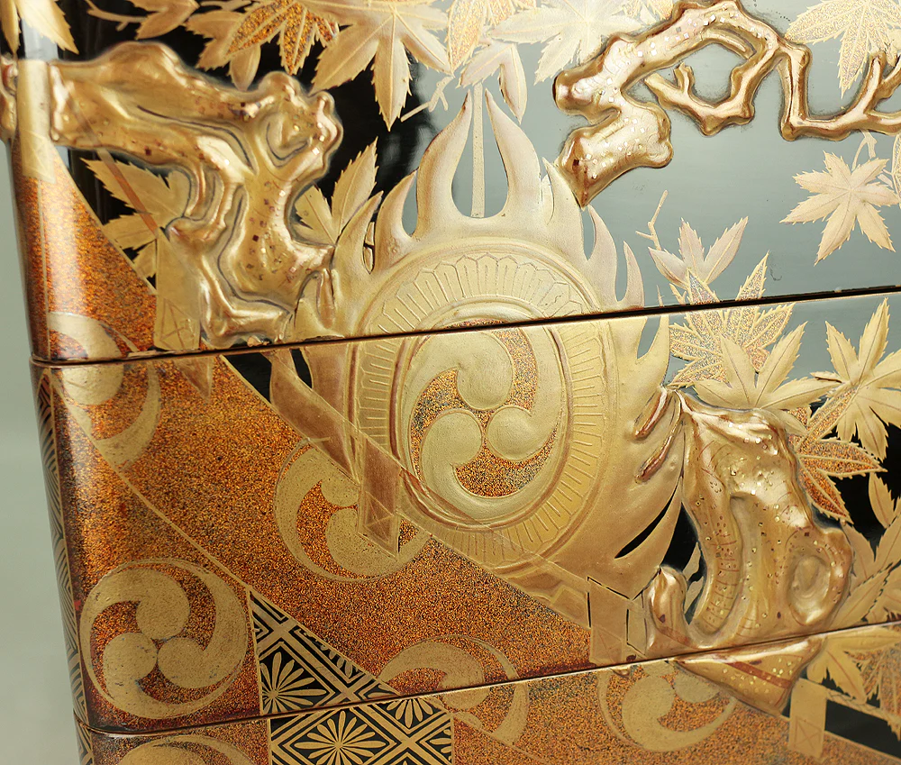 Kin Makie Gold Lacquer Five-Tiered Box Jubako 'Sun Disk (Nichirin), Camp Enclosure (Jinmaku), Cherry blossoms, Autumn Leaves, and Carriage' with Storage Box VA609 - Image 30