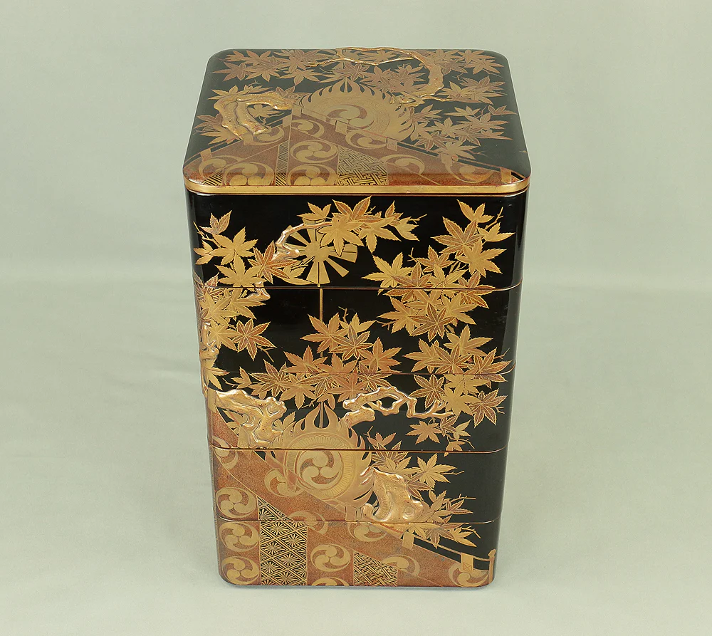 Kin Makie Gold Lacquer Five-Tiered Box Jubako 'Sun Disk (Nichirin), Camp Enclosure (Jinmaku), Cherry blossoms, Autumn Leaves, and Carriage' with Storage Box VA609 - Image 38