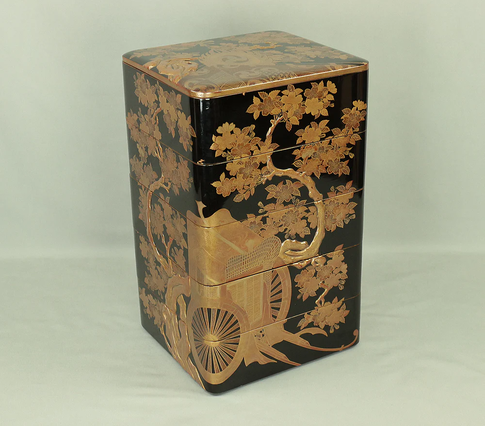 Kin Makie Gold Lacquer Five-Tiered Box Jubako 'Sun Disk (Nichirin), Camp Enclosure (Jinmaku), Cherry blossoms, Autumn Leaves, and Carriage' with Storage Box VA609 - Image 4