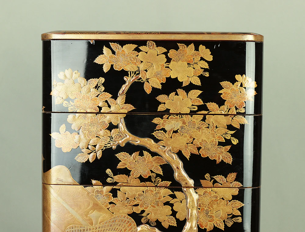 Kin Makie Gold Lacquer Five-Tiered Box Jubako 'Sun Disk (Nichirin), Camp Enclosure (Jinmaku), Cherry blossoms, Autumn Leaves, and Carriage' with Storage Box VA609 - Image 5