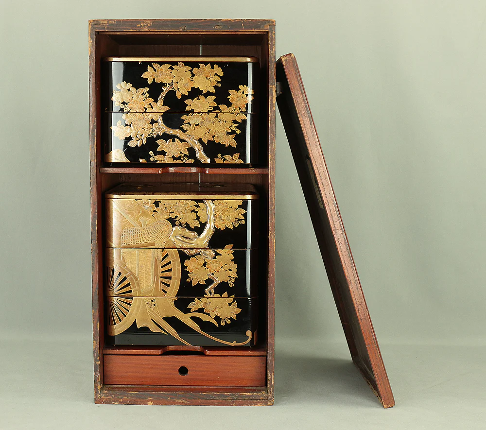 Kin Makie Gold Lacquer Five-Tiered Box Jubako 'Sun Disk (Nichirin), Camp Enclosure (Jinmaku), Cherry blossoms, Autumn Leaves, and Carriage' with Storage Box VA609 - Image 65