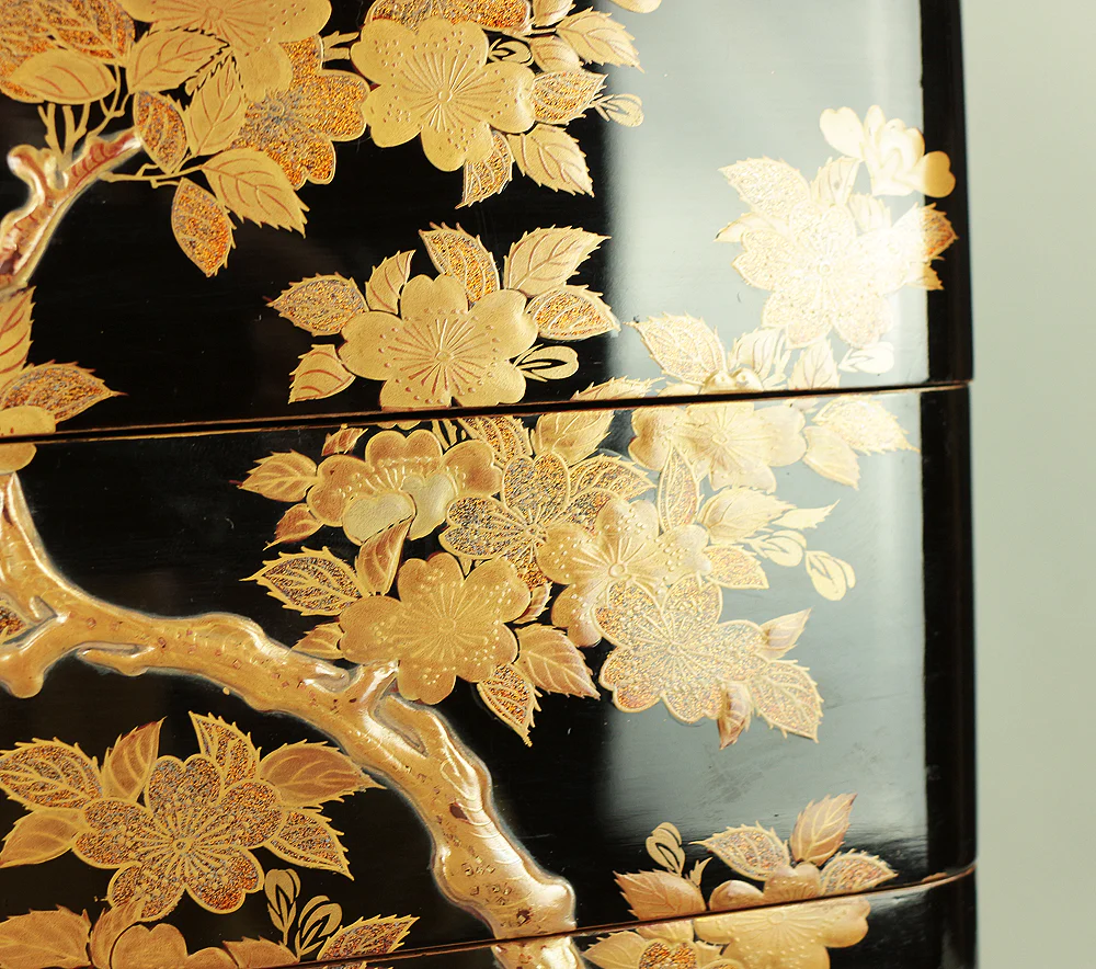 Kin Makie Gold Lacquer Five-Tiered Box Jubako 'Sun Disk (Nichirin), Camp Enclosure (Jinmaku), Cherry blossoms, Autumn Leaves, and Carriage' with Storage Box VA609 - Image 8