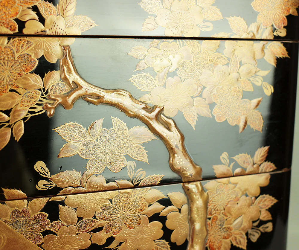 Kin Makie Gold Lacquer Five-Tiered Box Jubako 'Sun Disk (Nichirin), Camp Enclosure (Jinmaku), Cherry blossoms, Autumn Leaves, and Carriage' with Storage Box VA609 - Image 9