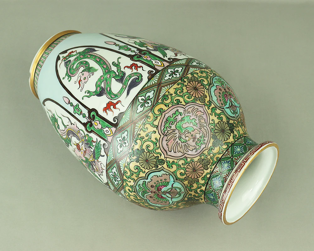 Kutani ware Green based Pot Vase Dragon, Phoenix, Arabesque, Thunder design V756 - Image 17