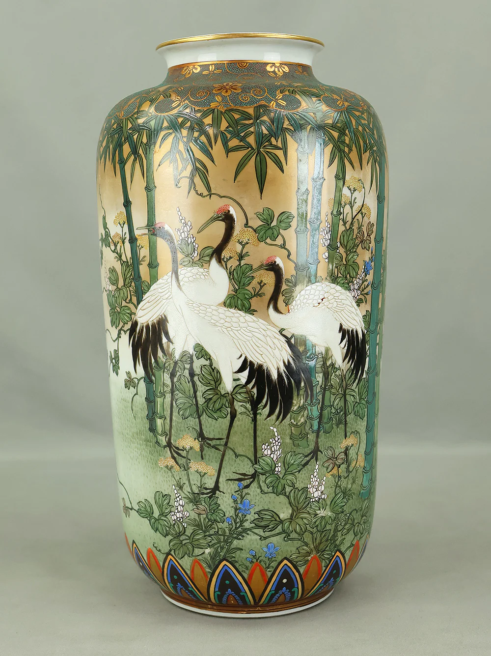 Meiji Kutani ware Flower Vase 九谷 谷口製 Kutani, Taniguchi-made 'Five Cranes and Bamboo Forest, Spring Flowers' VB141 - Image 2