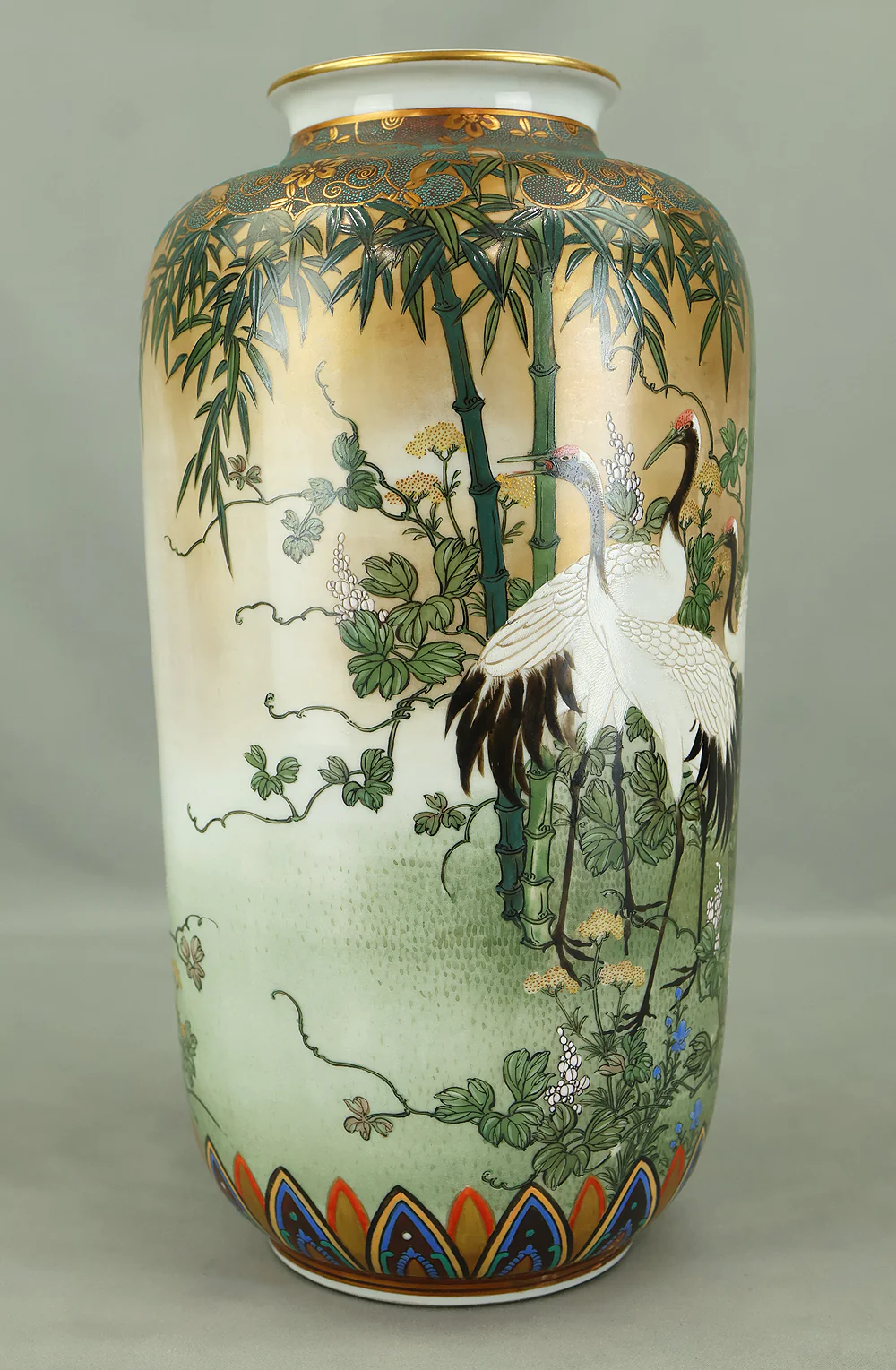 Meiji Kutani ware Flower Vase 九谷 谷口製 Kutani, Taniguchi-made 'Five Cranes and Bamboo Forest, Spring Flowers' VB141 - Image 3