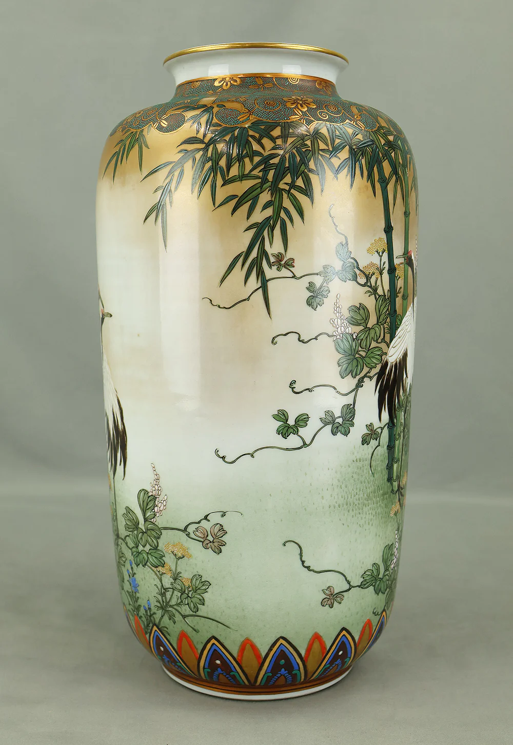 Meiji Kutani ware Flower Vase 九谷 谷口製 Kutani, Taniguchi-made 'Five Cranes and Bamboo Forest, Spring Flowers' VB141 - Image 4