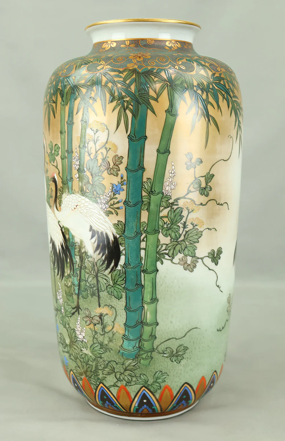 Meiji Kutani ware Flower Vase 九谷 谷口製 Kutani, Taniguchi-made 'Five Cranes and Bamboo Forest, Spring Flowers' VB141 - Image 41