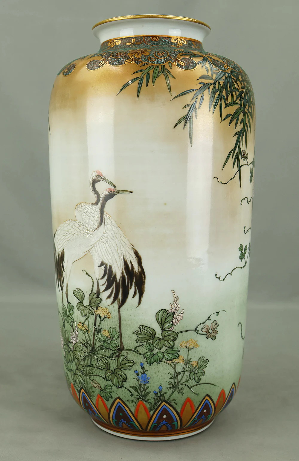 Meiji Kutani ware Flower Vase 九谷 谷口製 Kutani, Taniguchi-made 'Five Cranes and Bamboo Forest, Spring Flowers' VB141 - Image 5