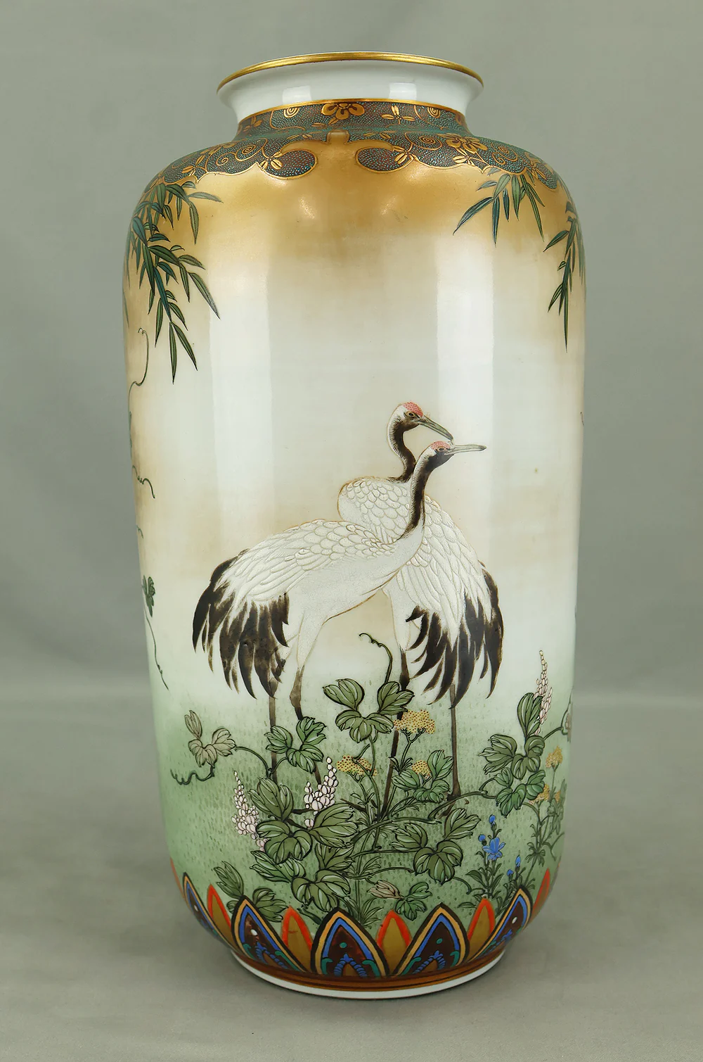 Meiji Kutani ware Flower Vase 九谷 谷口製 Kutani, Taniguchi-made 'Five Cranes and Bamboo Forest, Spring Flowers' VB141 - Image 6