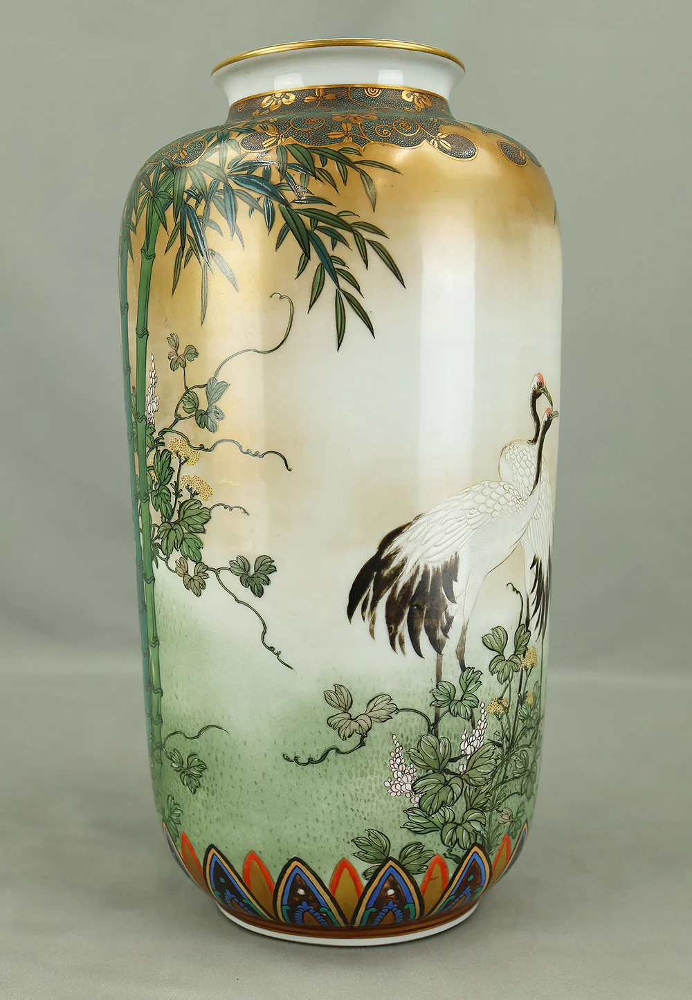 Meiji Kutani ware Flower Vase 九谷 谷口製 Kutani, Taniguchi-made 'Five Cranes and Bamboo Forest, Spring Flowers' VB141 - Image 7