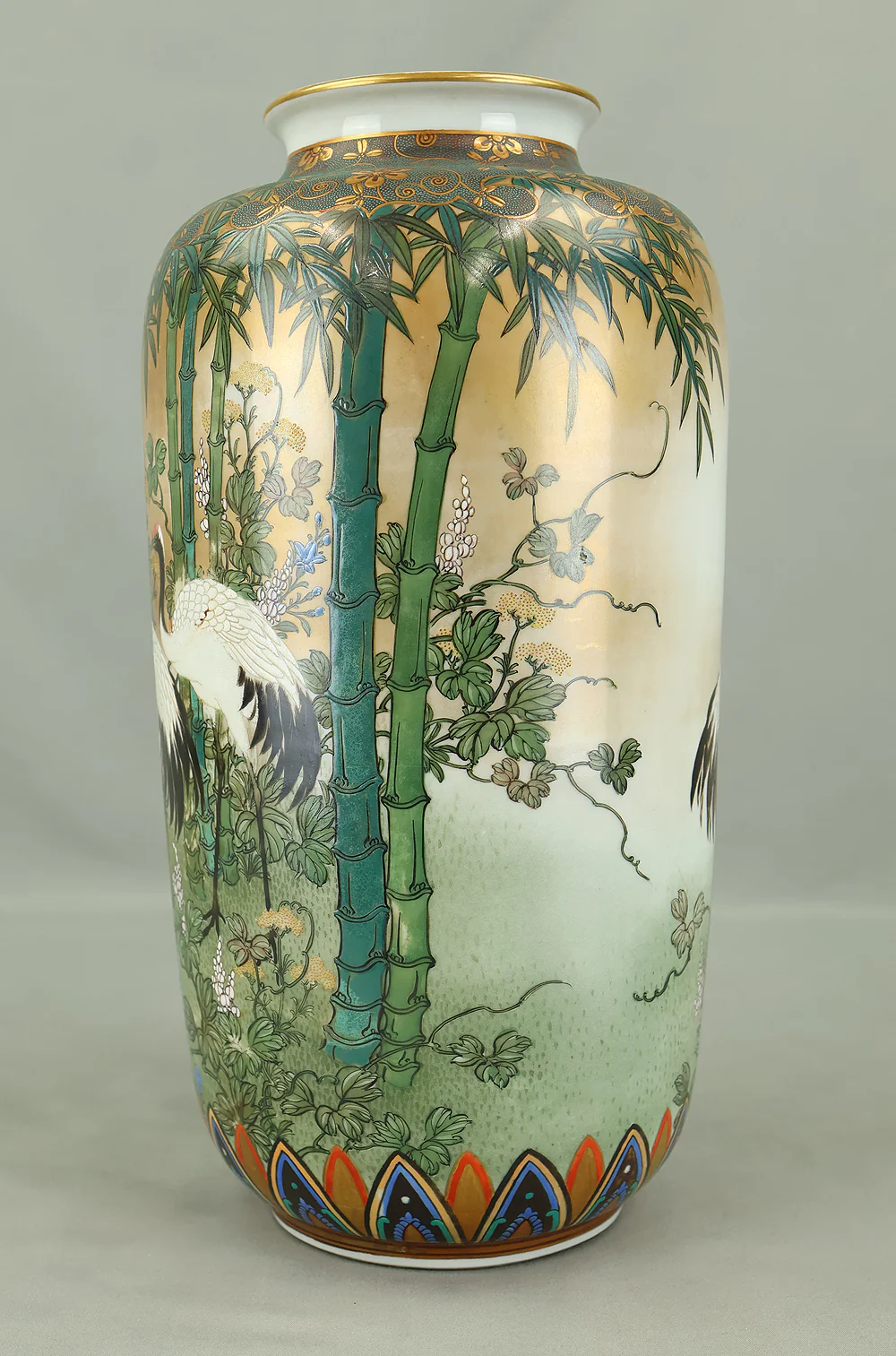 Meiji Kutani ware Flower Vase 九谷 谷口製 Kutani, Taniguchi-made 'Five Cranes and Bamboo Forest, Spring Flowers' VB141 - Image 8