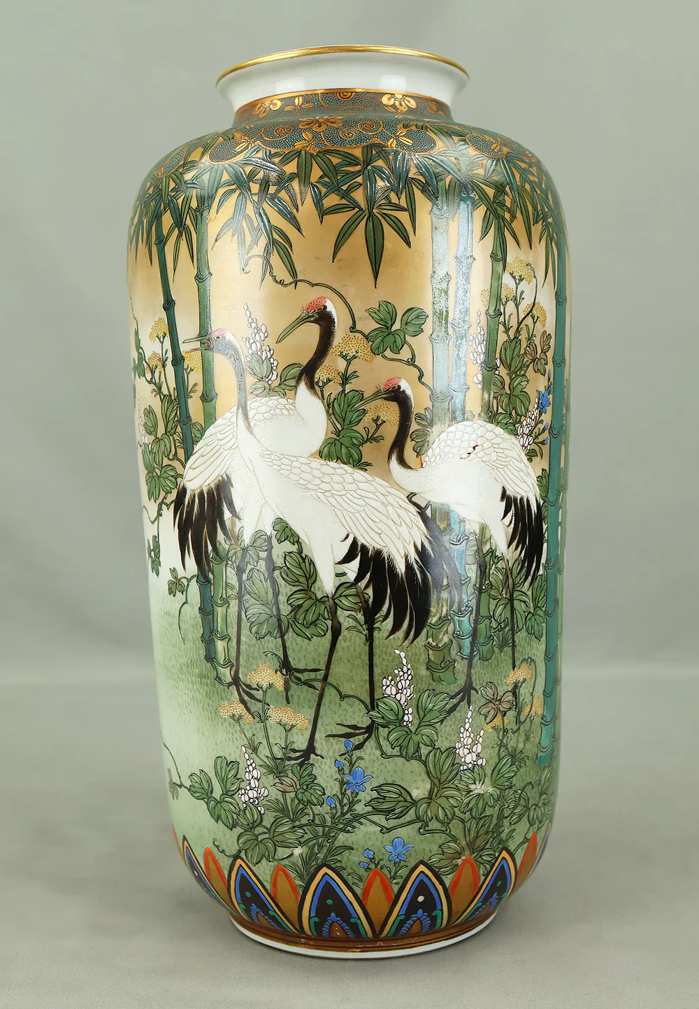 Meiji Kutani ware Flower Vase 九谷 谷口製 Kutani, Taniguchi-made 'Five Cranes and Bamboo Forest, Spring Flowers' VB141 - Image 9