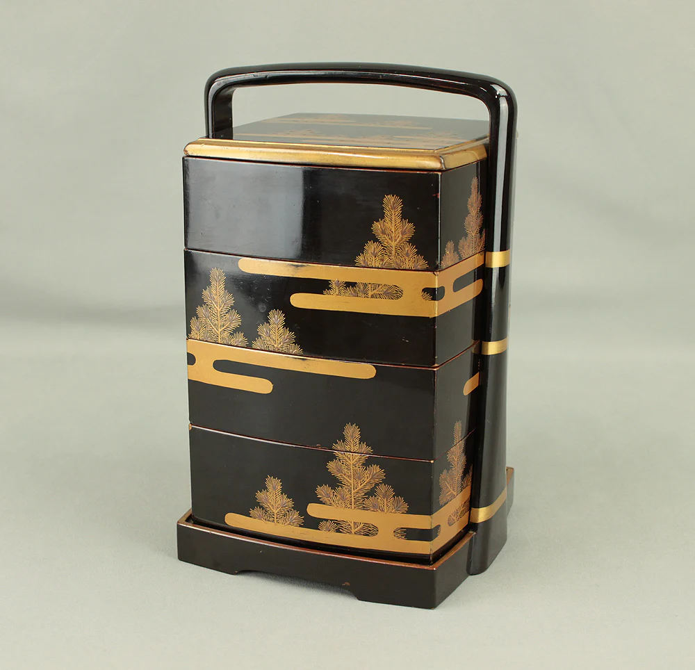 Portable Four-Tiered Box Jubako Makie Gold Lacquered 'Pine and Clouds' with Box VA668