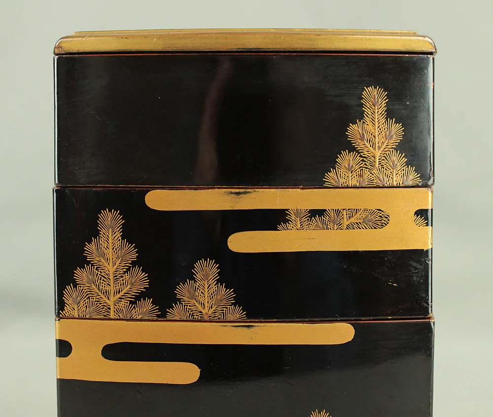Portable Four-Tiered Box Jubako Makie Gold Lacquered 'Pine and Clouds' with Box VA668 - Image 11