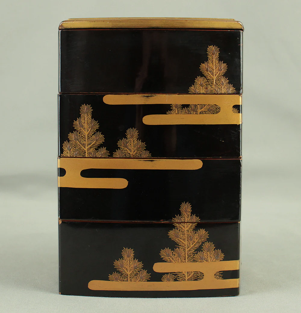 Portable Four-Tiered Box Jubako Makie Gold Lacquered 'Pine and Clouds' with Box VA668 - Image 3