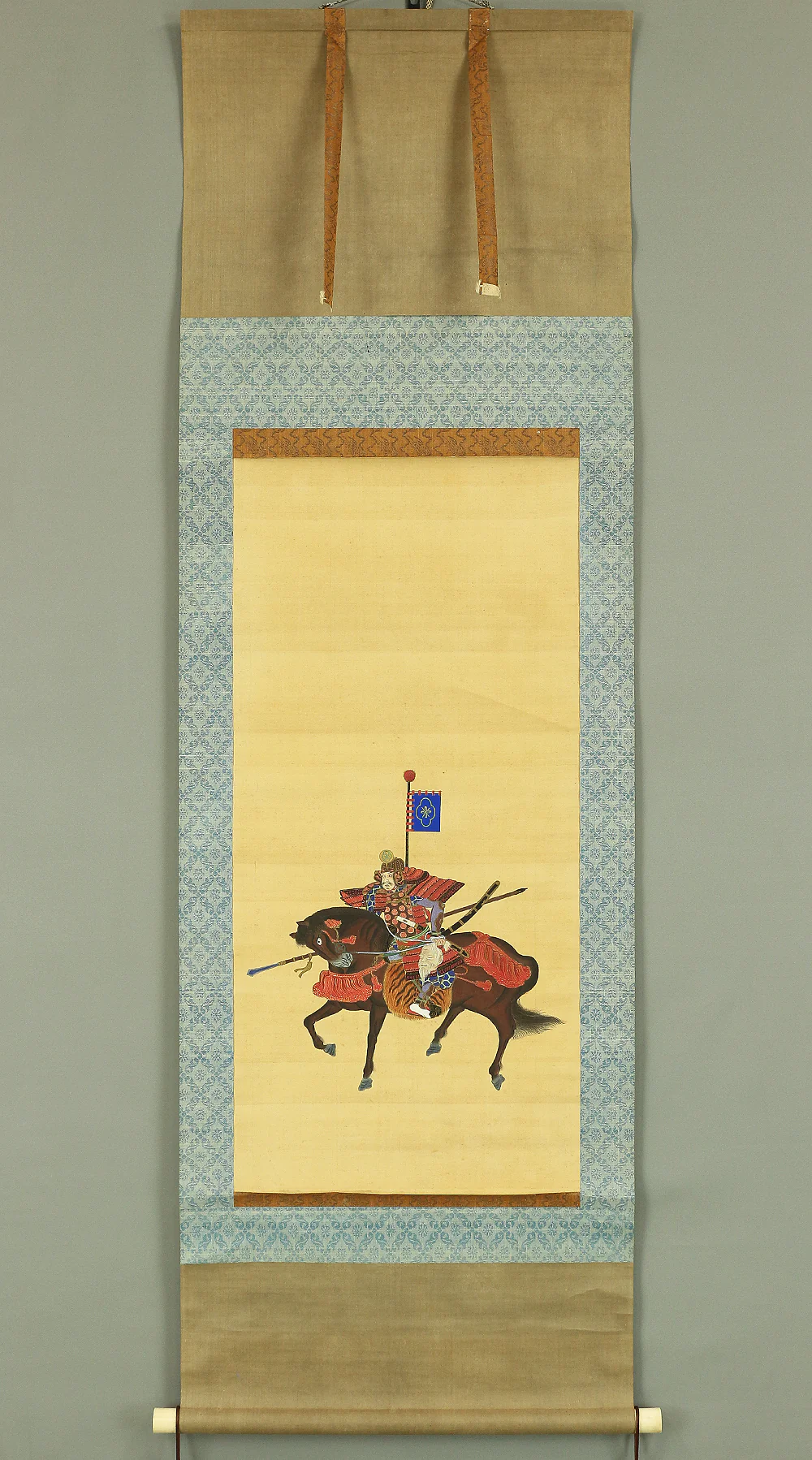 Red Armored Samurai musha Holding a Long Spear and a Severed Head / Japanese art kakejiku kakemono wall hanging scroll A227 - Image 2