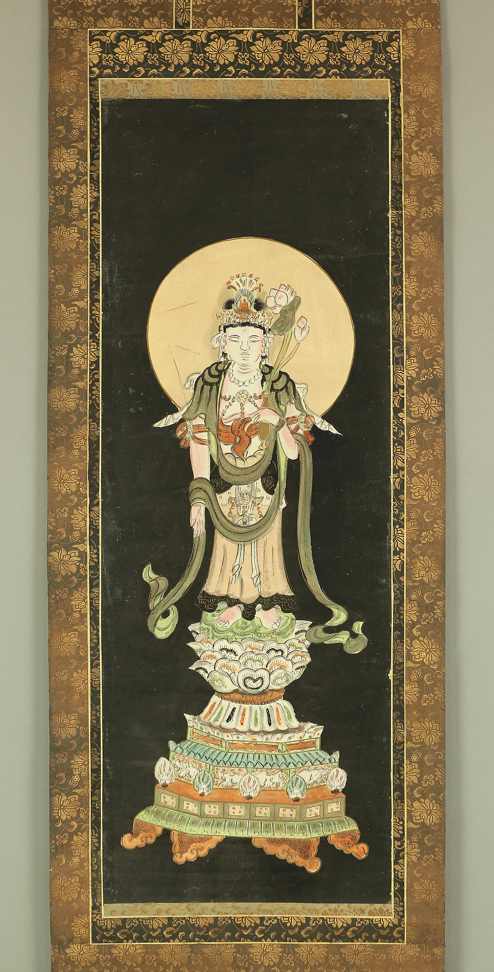 Renjo Shokannon 蓮上聖観音 (Avalokitesvara Bodhisattva Standing on Lotus) / Japanese art kakejiku kakemono wall hanging scroll RB657