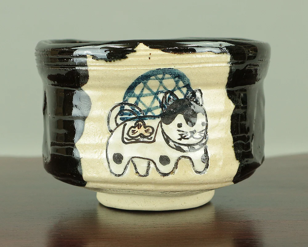 Sasaki Shinji 佐々木晨二 (b1952) Zuiko kiln 瑞光窯 Kuro Oribe (Black Oribe) 'The Year of The Dog' with Original Box (Tomobako) / Japanese tea ceremony utensil VA142 - Image 3