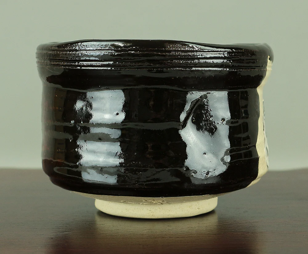 Sasaki Shinji 佐々木晨二 (b1952) Zuiko kiln 瑞光窯 Kuro Oribe (Black Oribe) 'The Year of The Dog' with Original Box (Tomobako) / Japanese tea ceremony utensil VA142 - Image 4
