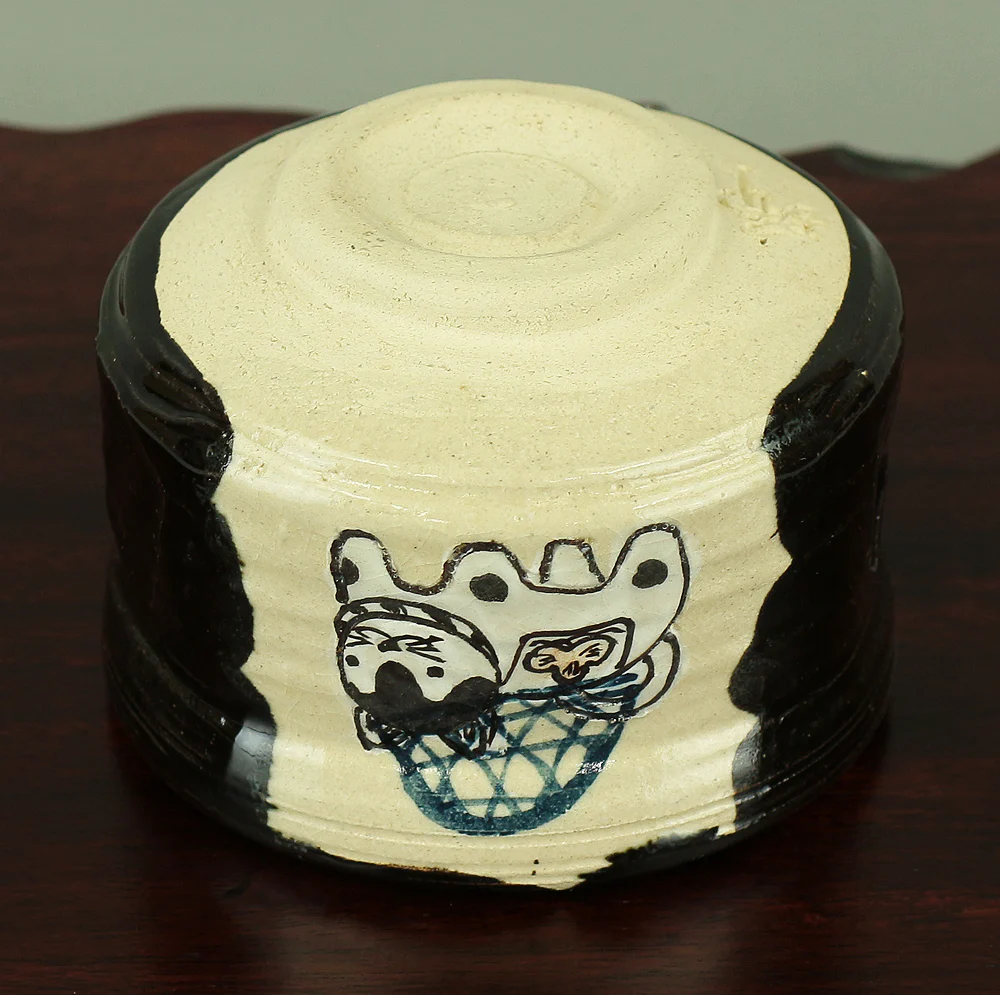 Sasaki Shinji 佐々木晨二 (b1952) Zuiko kiln 瑞光窯 Kuro Oribe (Black Oribe) 'The Year of The Dog' with Original Box (Tomobako) / Japanese tea ceremony utensil VA142 - Image 9